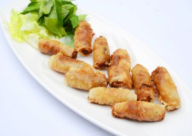 Fried Vietnamca otlar ile beyaz tabak üzerinde Çin böreği
