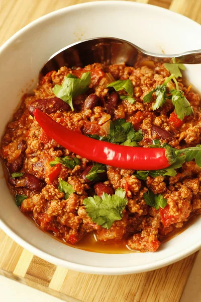 Peperoncino con manzo macinato ed erbe su ciotola bianca — Foto Stock