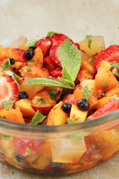 Meyveler ve meyve salatası dilim jöle ve nane sosu ile