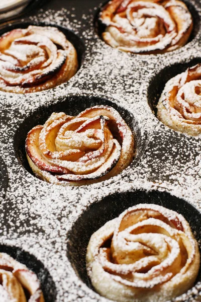 Torte di mela rotonde "Rozites" su pentola nera — Foto Stock