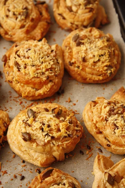 Pasticceria sfoglia con semi e formaggio su vassoio di legno — Foto Stock