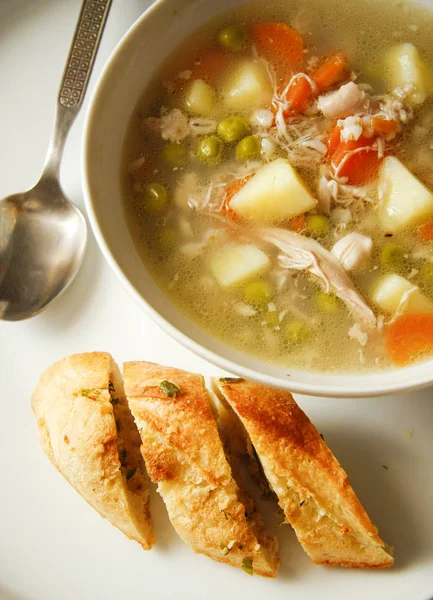 Supă de pui cu legume și orz de perle — Fotografie, imagine de stoc