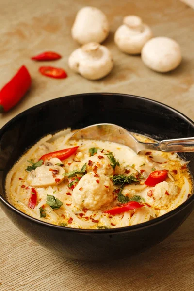 Zuppa di palline di pesce piccante con latte di cocco e funghi — Foto Stock