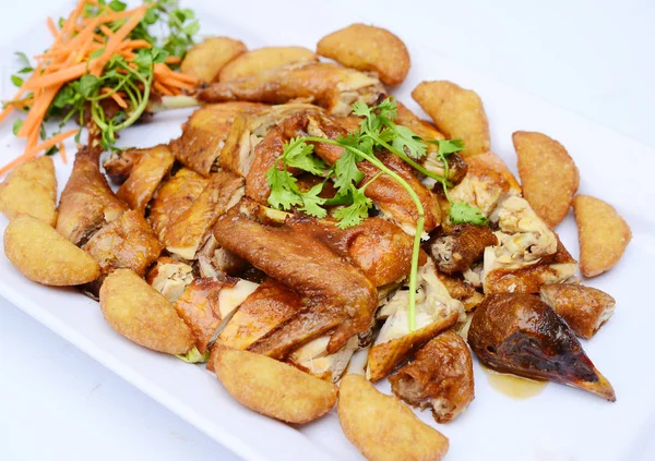 Ayam goreng cincang dengan kentang dan herbal di piring putih — Stok Foto