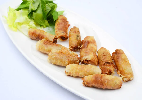 Involtini primavera vietnamiti fritti con erbe su piatto bianco — Foto Stock