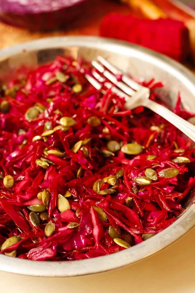 Ensalada de col roja y remolacha con semillas de calabaza Fotos de stock libres de derechos