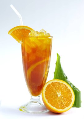 Beyaz adam aloe vera yaprağı ile taze turuncu çay bardak