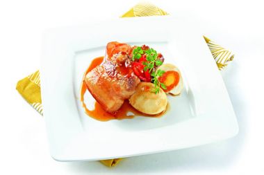 Vietnam beyaz tabakta Yumurta etli simmered