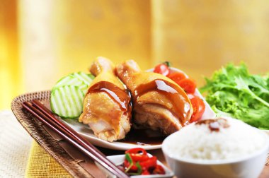 İstiridye sosu, salatalık ve marul tepsi üzerine tavuklu pilav