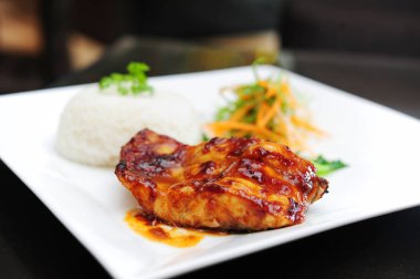 Izgara mersin balığı balık fileto pilav ve salata ile