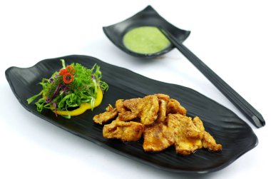 Tereyağı chili sos ve salata ile ızgara timsah