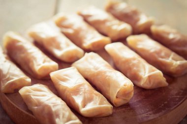 Ahşap kesme tahtası üzerinde Vietnamca bahar rulo