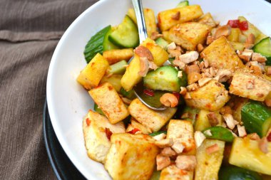 Rojak salatası soya peyniri, salatalık ve kaju
