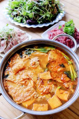 Sıcak Yengeç hotpot sığır eti ve sebze Asya