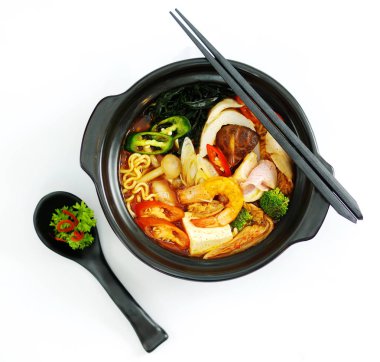 Sıcak biber ramen noodle siyah güveçte deniz ürünleri ile
