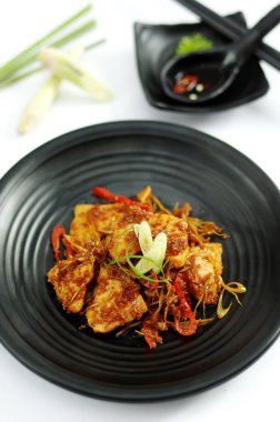 Siyah tabakta baharatlar ile sotelenmiş sığır eti