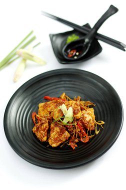 Siyah tabakta baharatlar ile sotelenmiş sığır eti