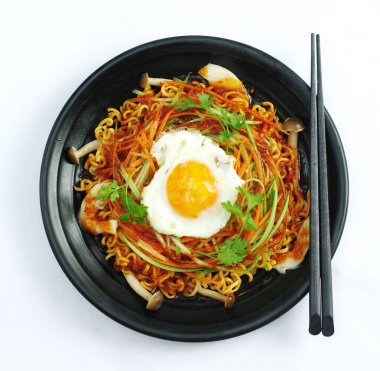 Sıcak biber ramen noodle yumurta ve siyah güveçte mantar ile