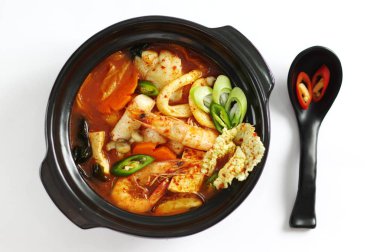 Deniz ürünleri pirinç keki ve tofu, karides, ahtapot, mantar çorbası 