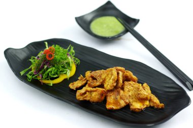 Tereyağı chili sos ve salata ile ızgara timsah