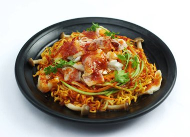 Fried ramen noodle ile karıştırın kızarmış sığır eti ve mantar