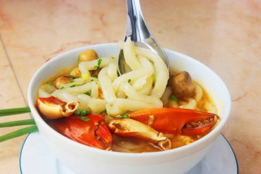 Vietnamca noodle WHI yengeç ve mantar veya Banh'da canh cua ile