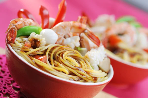 Revuelva los espaguetis fritos con camarones de mariscos, calamares y huevo — Foto de Stock