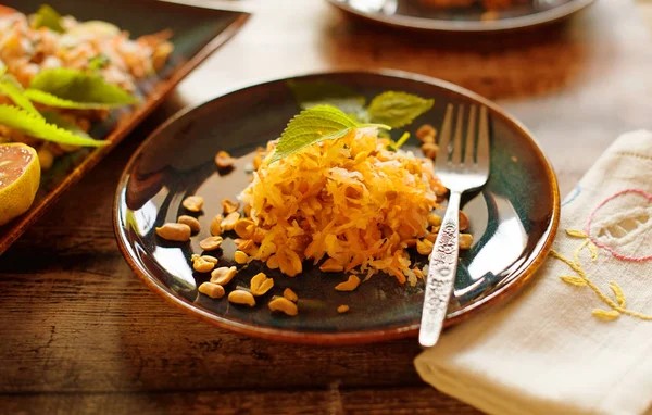 Ensalada de zanahoria con cacahuetes y limón en el plato — Foto de Stock