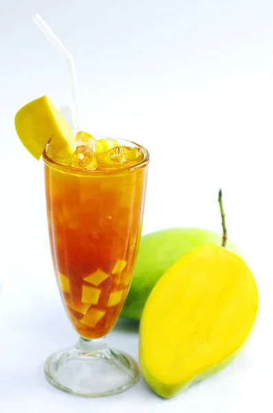 Pohár friss mangó tea, fehér háttér — Stock Fotó