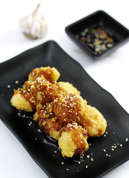 Boulettes de poulet sautées avec sauce japonaise sur plateau noir — Photo