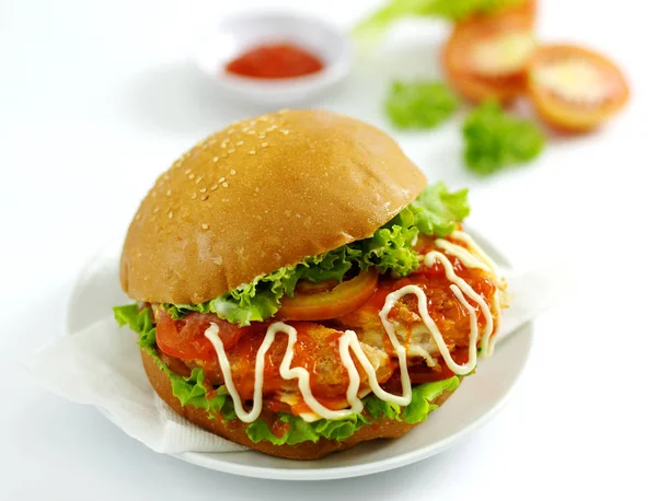 Hamburger de boeuf avec laitue et tomates sur plat blanc — Photo