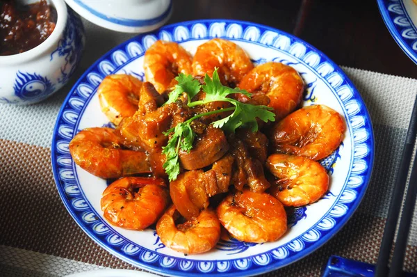 Udang rebus dengan daging babi di piring putih — Stok Foto