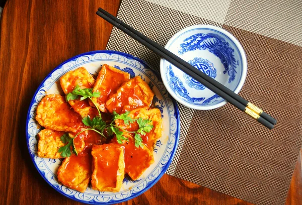 Smažené tofu s masem a rajčaty omáčkou na jídlo — Stock fotografie