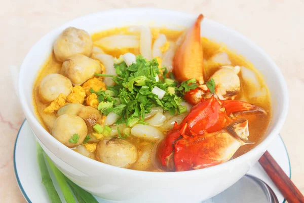 Fideos vietnamitas con cangrejo y champiñones o canh cua banh en whi — Foto de Stock