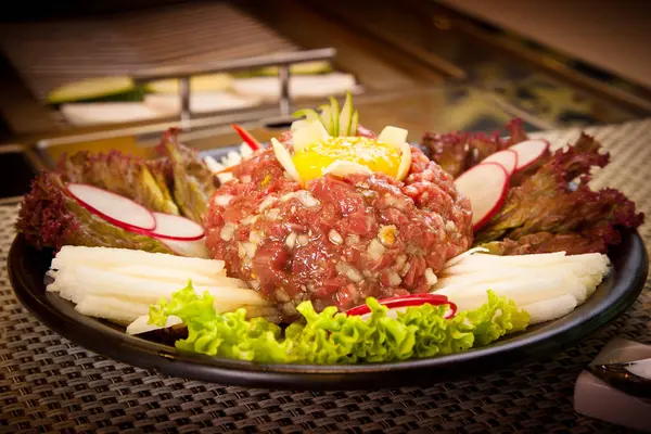 Carne fresca coreana com ovo, rabanete, alface e legumes — Fotografia de Stock