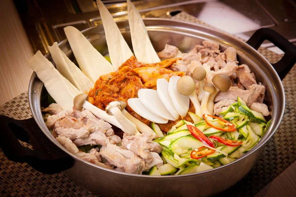 Olla caliente coreana de cerdo con champiñones, kim chi y pepino — Foto de Stock
