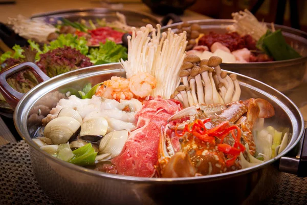Корейские морепродукты горячая кастрюля с морским крабом, моллюски, креветки и осьминога — стоковое фото