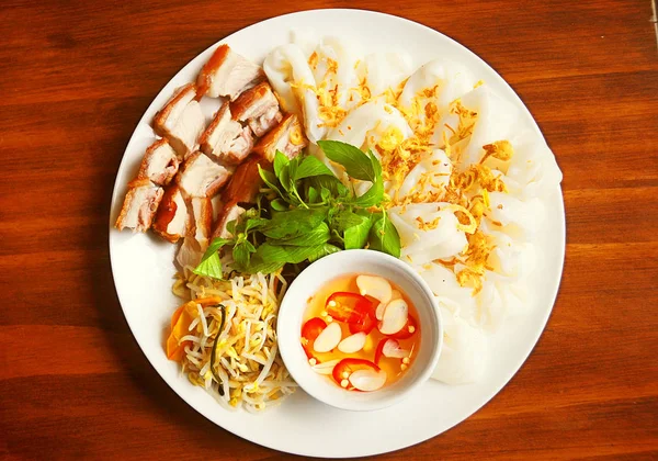 Papel de arroz al vapor o banh uot con carne de cerdo a la parrilla, salsa de pescado y Imagen de stock