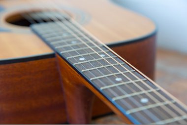 Akustik gitar yakın plan.