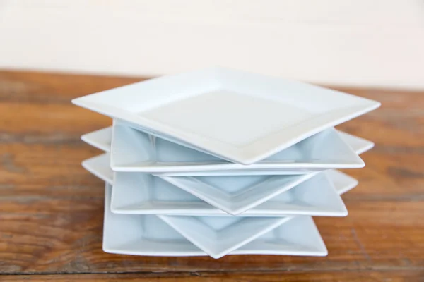 Stapel witte vierkante platen — Stockfoto