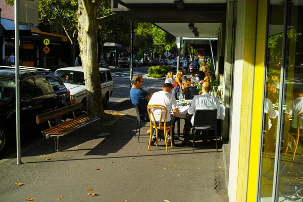 Sidney Avustralya günbatımı açık kafe müşterilerine — Stok fotoğraf