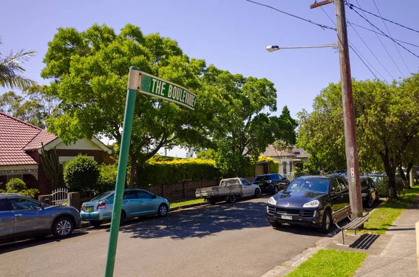 Předměstské ulici s domy v Sydney v Austrálii — Stock fotografie