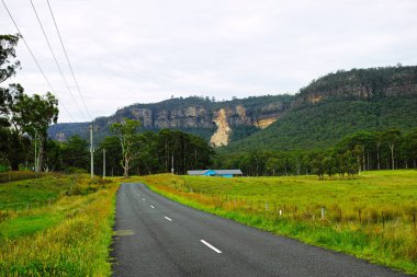 Köy yolunda bir vadide, Avustralya