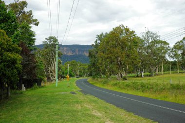 Köy yolunda bir vadide, Avustralya