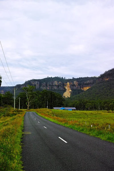 Route de campagne dans une vallée, Australie — Photo