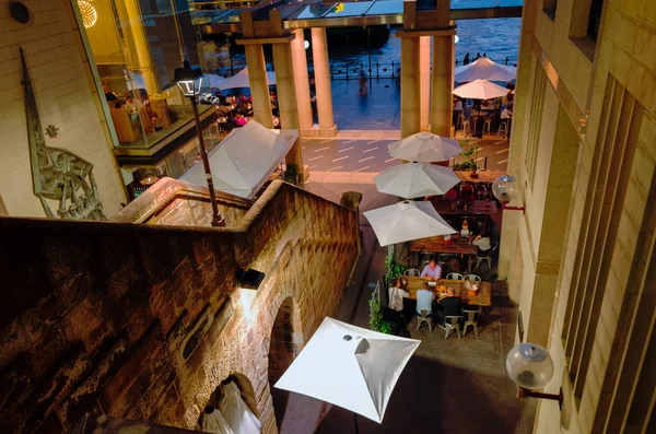 Sydney şehir açık hava restoranı ile antik taş merdiven