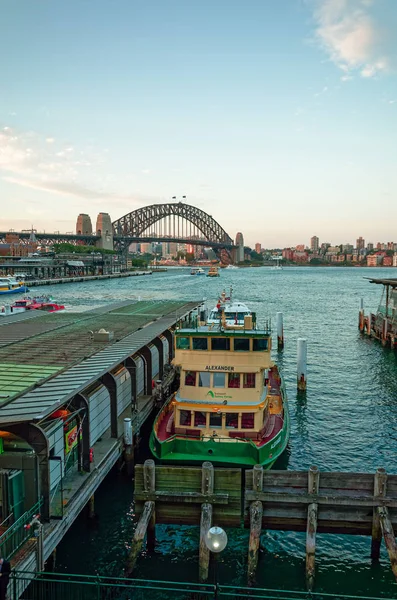 Ferry amarré au quai et au pont du port de Sydney — Photo