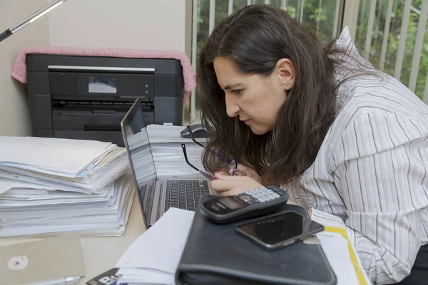 Portrait of a stressed businesswoman — Stock Photo, Image