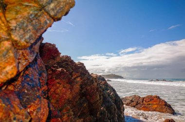 Port Macquarie Avustralya, kum plajındaki büyük kaya oluşumları