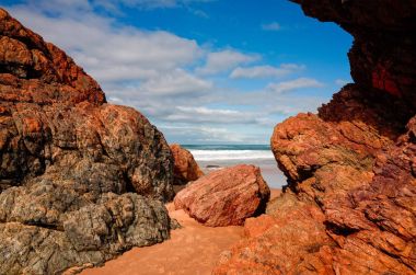 Port Macquarie Avustralya, kum plajındaki büyük kaya oluşumları